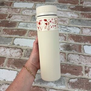 Brumate Rotera 25oz Poppy Floral Cream Silicone Flip Straw Handle EUC insulated